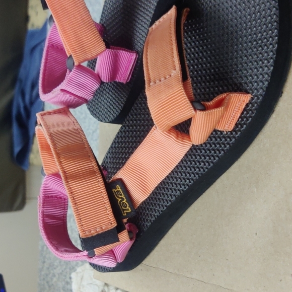 Teva sandals never been used - Picture 3 of 6
